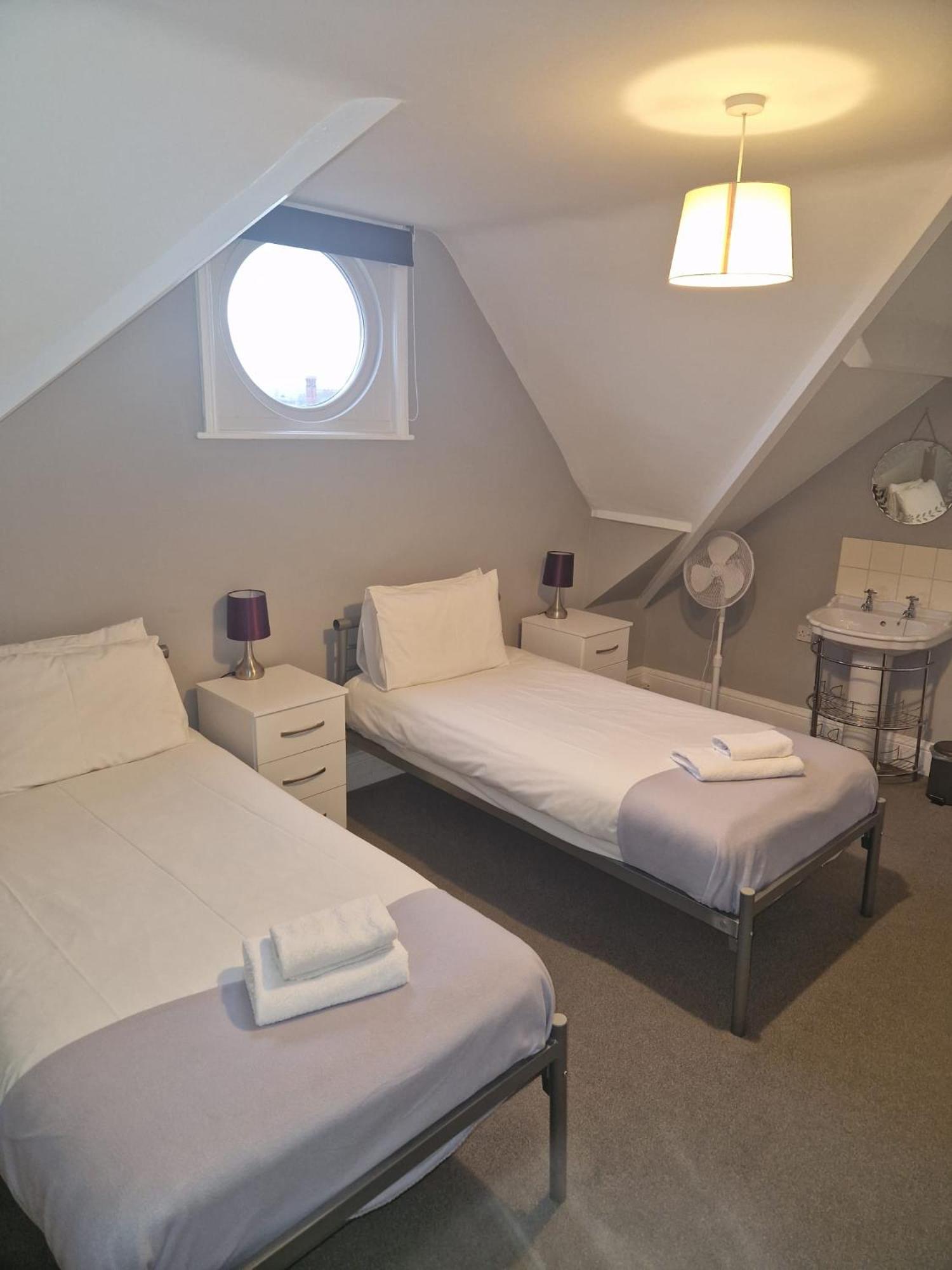 Hereford - Falcon House - Spacious 5 Bedroom House With Games Room - Sleeps 14 Guests - Great Property For Family & Friends Gathering Together - Hosted By Rentmyhouse Exterior foto